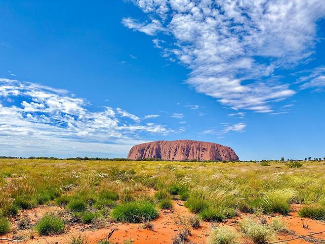 호주의 광활한 대지에 홀로 우뚝 선 울루루. 모래가 긴 풍파를 버텨 거대한 세상을 이뤘다. 사진 호주관광청