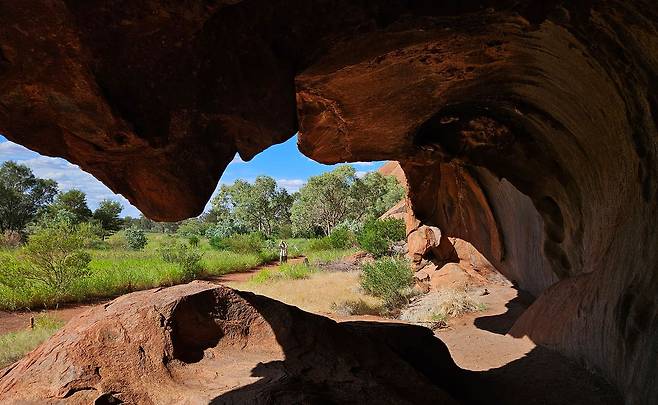 울루루의 동굴. '부엌 동굴'이라고 불린다. 아낭구족이 이 동굴에서 음식을 해먹었다고 한다. 손민호 기자