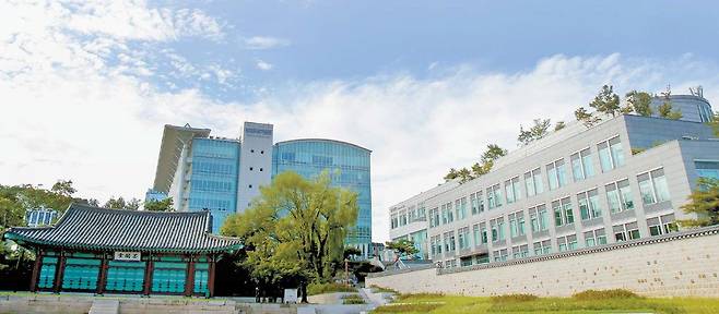 성균관대는 ‘인류와 미래 사회를 위한 담대한 도전’이라는 슬로건 아래 대학의 역할을 ‘미래 산업의 설계자’ ‘지성의 엔진’으로 재정의하고 ‘초개인화 적응형 학습 지원 시스템’을 통해 개인 최적화·맞춤형 학습 경로를 제시한다. [사진 성균관대]