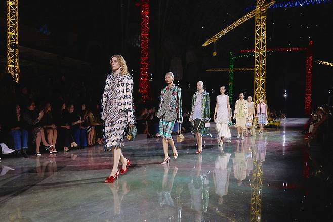 지난 3월 10일(현지시간) 프랑스 파리 그랑 팔레에서 열린 샤넬의 2026 가을·겨울 컬렉션 쇼. 사진 샤넬