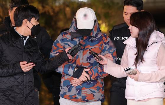 '도이치모터스 주가조작 의혹' 공범 이 모 씨가 20일 충주휴게소에서 체포돼 서울 종로구 광화문 KT 빌딩에 마련된 김건희 특검(특별검사 민중기) 사무실로 압송되고 있다. 뉴스1