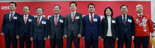 6·3 지방선거 대구시장에 도전하는 국민의힘 예비후보들이 지난 3월 10일 서울 영등포구 여의도 국민의힘 중앙당사에서 열린 광역단체장 후보 면접에 참석하며 기념 촬영하고 있다.   왼쪽부터 국민의힘 최은석·추경호·윤재옥 의원, 주호영 국회부의장, 유영하 의원, 이재만 전 대구 동구청장, 이진숙 전 방송통신위원장, 홍석준 전 의원, 김한구 전 달성군 새마을협의회 감사. 연합뉴스