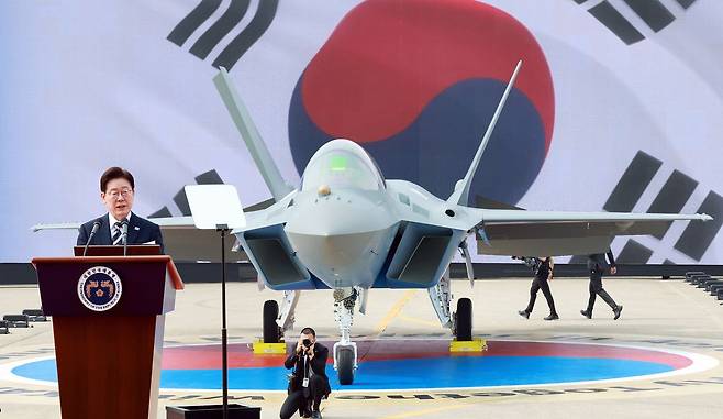 이재명 대통령이 25일 경남 사천 한국항공우주산업(KAI)에서 열린 KF-21 양산 1호기 출고식에서 격려사를 하고 있다. 연합뉴스