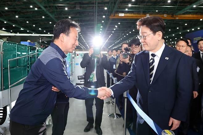 이재명 대통령이 KF-21 생산 관계자와 인사하고 있다.