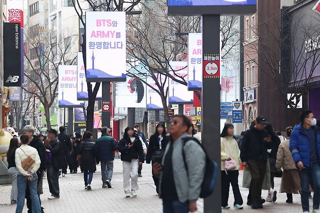 방탄소년단(BTS) 컴백 공연 다음 날인 22일 오전 서울 중구 명동거리 전광판에 BTS와 팬클럽 아미를 환영하는 메시지가 송출되고 있다. [사진 뉴스1]