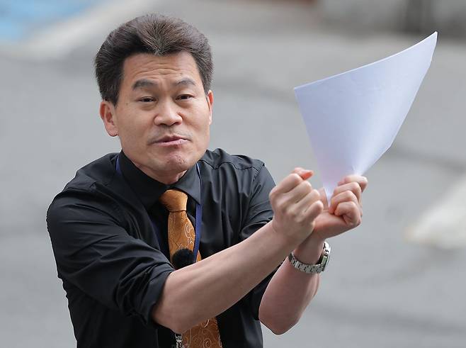 전 한국사 강사 전한길씨가 2월 27일 동작구 서울경찰청 형사기동대에 피의자 신분으로 조사를 받기 위해 들어가며 발언하고 있다.    전 씨는 개혁신당 이준석 대표가 2024년 총선에서 부정선거로 당선됐다고 주장했다가 지난달 이 대표로부터 허위사실 유포에 따른 명예훼손 혐의로 피소된 바 있다. 연합뉴스