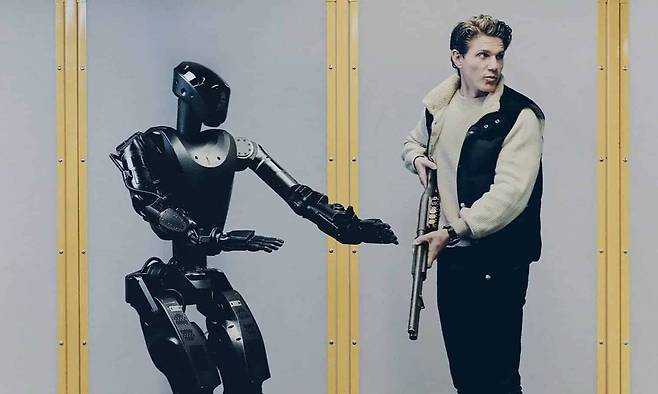 르블랑이 산탄총을 건네기 위해 준비하고 있다. 사진 파운데이션 제공