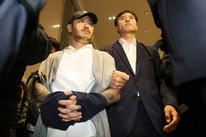 ‘텔레그램 마약왕’ 박왕열이 25일 오전 인천국제공항에 도착해 수사기관으로 이송되고 있다. /사진=공동취재단