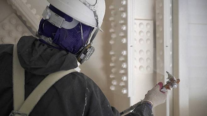 작업자가 도료를 뿌리는 모습. /사진=삼화페인트