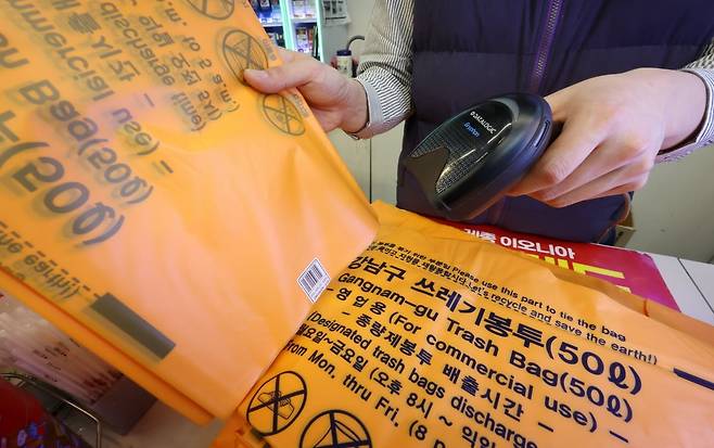 서울 강남구의 한 편의점에서 판매하고 있는 종량제 봉투. 사진=뉴스1