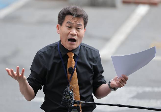 전 한국사 강사 전한길씨가 지난달 27일 동작구 서울경찰청 형사기동대에 피의자 신분으로 조사를 받기 위해 들어가며 발언하고 있다. 전씨는 개혁신당 이준석 대표가 2024년 총선에서 부정선거로 당선됐다고 주장했다가 지난달 이 대표로부터 허위사실 유포에 따른 명예훼손 혐의로 피소된 바 있다. 사진=연합뉴스