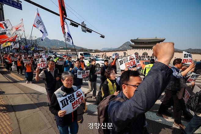 25일 청와대 앞에서 미국과 이스라엘의 이란 침공을 규탄하고 파병을 반대하는 결의대회를 마친 민주노총 조합원들이 미 대사관까지 행진을 하고 있다. 2026.3.25 이준헌 기자