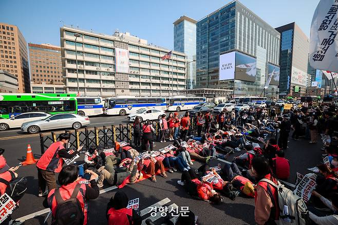 25일 미국과 이스라엘의 이란 침공을 규탄하고 파병을 반대하는 민주노총 조합원들이 서울 미 대사관앞에서 퍼포먼스를 하고 있다. 2026.3.25 이준헌 기자
