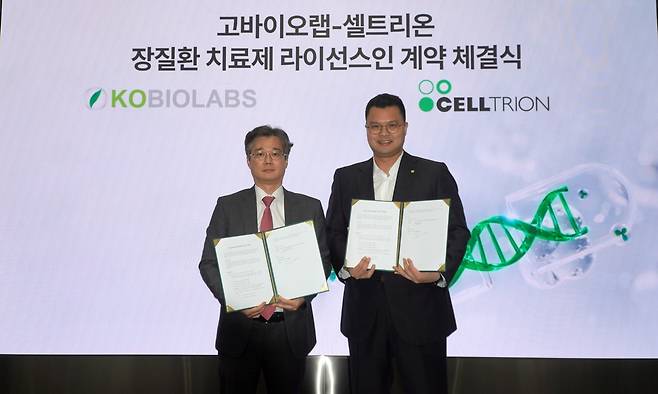 Seo Jin-seok (right), executive vice president of Celltrion, and Ko Kwang-pyo, CEO of KoBioLabs, pose for a photo after signing a license-in agreement at the Celltrion Global Biotechnology Research Center in Songdo, Incheon. (Celltrion)