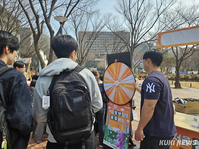 24일 오후 서울 동작구 숭실대학교에서 열린 ‘서울 청년정책 꿀팁버스’ 행사에서 학생들이 이벤트에 참여하고 있다. 서지영 기자