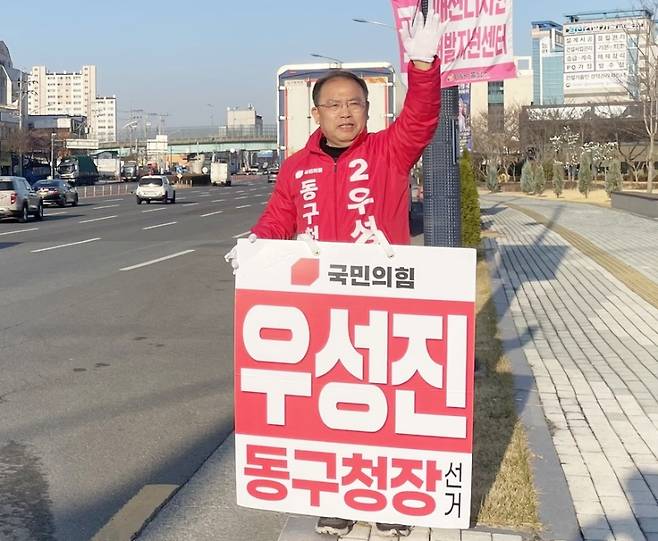 우성진 대구 동구청장 예비후보가 24일 금호강 경제벨트 구상과 강변 트램 계획을 발표했다. 사진은 동구 주민들에게 아침 인사를 하고 있는 모습. 우성진 예비후보 제공