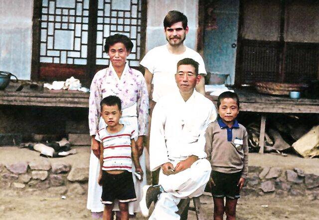 경북 영천시에 기증된 1960년대 사진 70점 중 기증자 이정호씨(앞줄 왼쪽)와 아버지 이명길씨, 어머니 조분조씨, 형 이대호씨, 미국인 선교사(한국명 계선덕)를 담은 컬러 사진. 영천시 제공