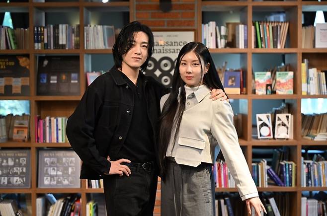 댄스시어터샤하르의 창작발레 ‘안네 프랑크’에 출연하는 발레리노 정민찬(왼쪽)과 발레리나 스테파니 김. 두 사람은 무용수만이 아니라 가수와 뮤지컬배우로도 활발하게 활동 중이다.  (c)댄스시어터샤하르