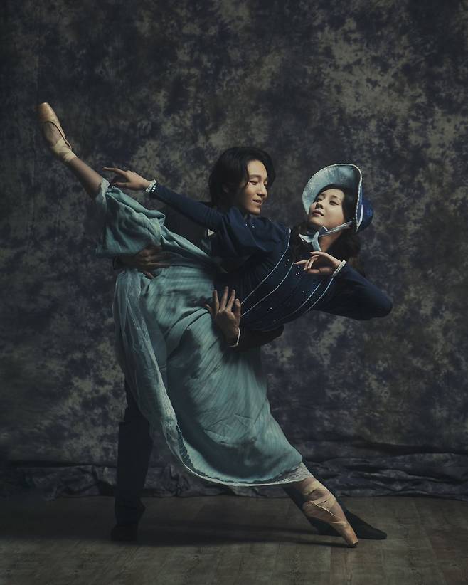 정민찬과 스테파니 김이 댄스시어터샤하르의  ‘레미제라블’에서 포즈를 취하고 있다.    (c)댄스시어터샤하르