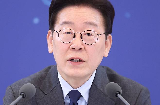 이재명 대통령이 24일 청와대에서 열린 한국노총 초청간담회에서 발언하고 있다. 연합