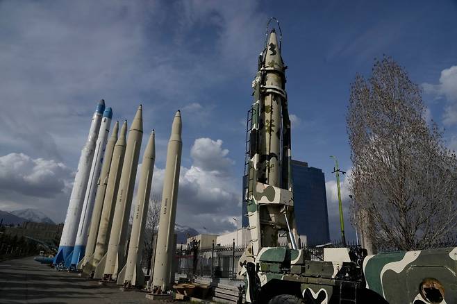 24일(현지시간) 이란 테헤란 북부의 한 유향지에 이란이 제작한 미사일이 전시돼 있다. AP연합뉴스