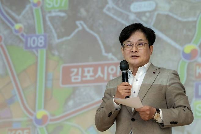 김병수 시장이 지난 24일 김포시청 제3별관 대강당에서 서울5호선 김포·검단 연장사업 예타통과 시민설명회를 열고 시민과 소통하고 있다. 김포시 제공