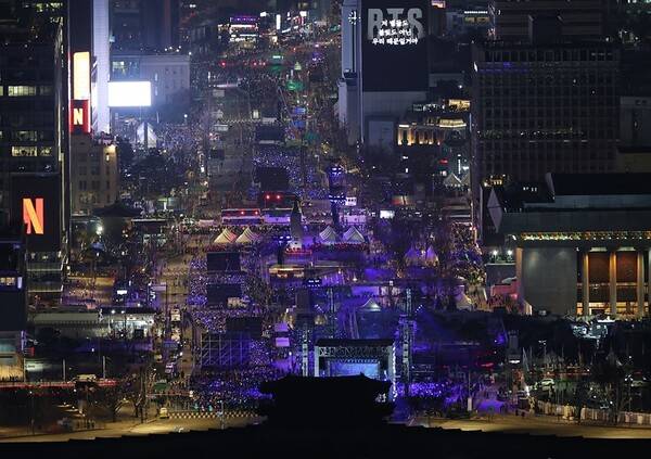 ▲그룹 방탄소년단(BTS)이 21일 서울 광화문 광장에서 정규 5집 '아리랑'(ARIRANG) 발매를 기념해 무료 공연 'BTS 컴백 라이브: 아리랑'을 열고 있다.ⓒ연합뉴스