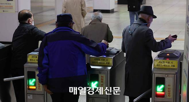 서울 종로3가역에서 노인들이 우대권을 사용해 지하철 개찰구를 통과하고 있다.  본 기사와 관련 없음 [박형기 기자]