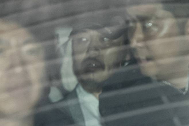 필리핀에서 교민 3명 살해, 탈옥, 국내 마약 유통 등을 일삼으며 ‘마약왕’으로 불리던 박왕열(47)이 25일 호송차량에 탑승해 있다. [공동취재·연합뉴스]