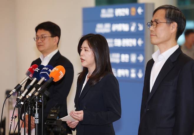 필리핀에서 교민 3명 살해, 탈옥, 국내 마약 유통 등을 일삼으며 ‘마약왕’으로 불리던 박왕열씨가 25일 인천국제공항을 통해 국내로 송환된 가운데 이지연 법무부 국제형사과장이 브리핑을 하고 있다. [연합뉴스]