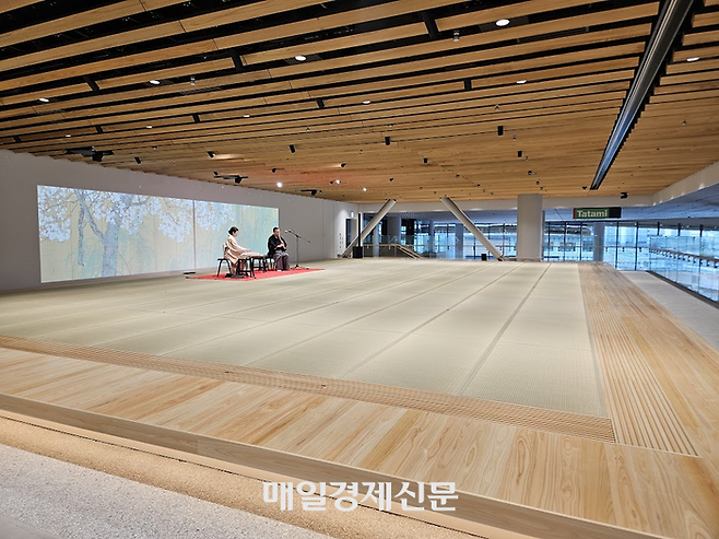 몬 다카나와에 들어선 공연장인 ‘다다미’. 일본 바닥재인 다다미 100개 깔린 곳으로 사람들은 신발을 벗고 들어가 편히 쉬거나 공연을 감상할 수 있다. [도쿄 이승훈 특파원]