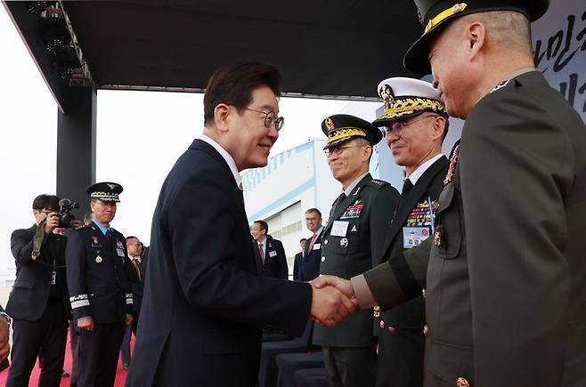 이재명 대통령이 25일 오후 경남 사천시 KAI(한국항공우주)에서 열린 KF-21 양산 1호기 출고식에서 참석자들과 인사하고 있다. 20260324 청와대사진기자단 김호영기자