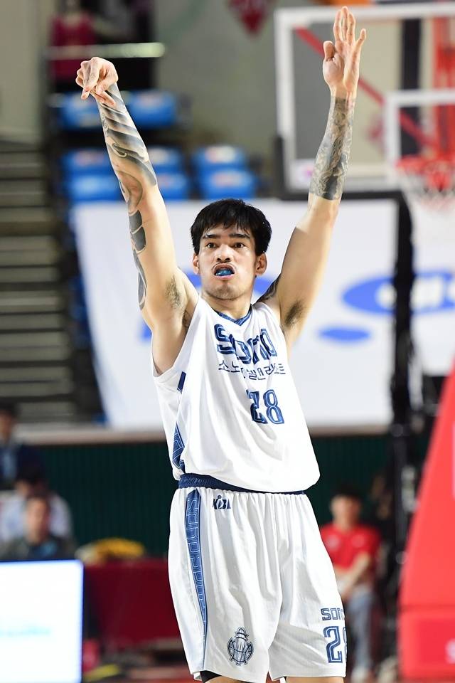 켐바오는 경기 후 “어려운 승리였다. 매 경기마다 마지막이라는 마음으로 뛰고 있다. 그리고 이번 SK전은 플레이오프처럼 생각하고 뛰었다. 시작이 좋지 않았으나 기하지 않았다. 팀원들을 믿었고 감독, 코치님들을 믿었다. 그렇게 얻어낸 승리이기에 뜻 깊다”고 이야기했다. 사진=KBL 제공