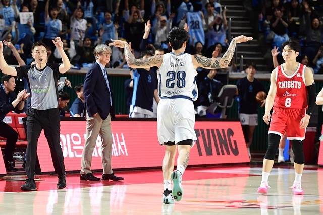 켐바오는 “연장에 가기에는 내 연료가 다 떨어진 상태였다(웃음). 엄청 힘들었을 것이다. 그래서 갈 수 없었다. 김형빈이 슈팅을 시도하려고 했을 때 어떻게든 막으려고 했다. 그가 페이크를 시도하고 다시 슈팅을 했으나 3점슛이 아닌 2점슛이라는 걸 알고 있었다. 그렇기에 들어가든 말든 다 끝났다고 생각했다”며 여유를 보였다. 사진=KBL 제공