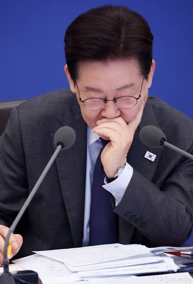 [서울=뉴시스] 최동준 기자 = 이재명 대통령이 24일 청와대에서 열린 국무회의에서 자료를 살펴보고 있다. 2026.03.24. photocdj@newsis.com /사진=