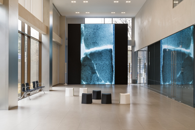 서울 여의도 현대카드 본사 1층에 설치된 열린 전시 공간 ‘현대카드 MoMA 디지털 월(Digital Wall)’의 모습