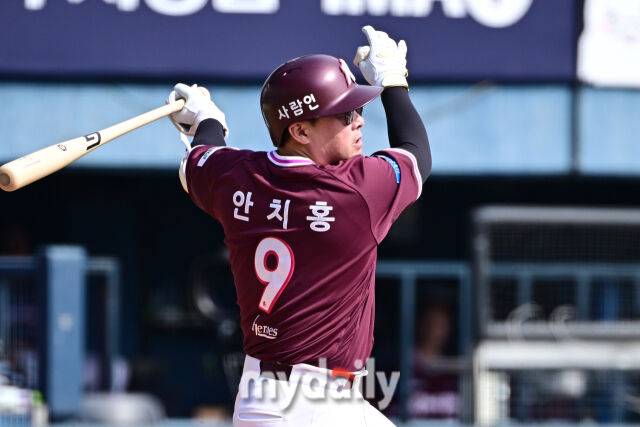 23일 서울 잠실야구장에서 열린 '2026 신한 SOL BANK KBO리그' LG 트윈스와 키움 히어로즈 시범경기.키움 안치홍이 7회초 2사 만루에 3타점 적시 2루타를 치고 있다./잠실=한혁승 기자 hanfoto@mydaily.co.kr