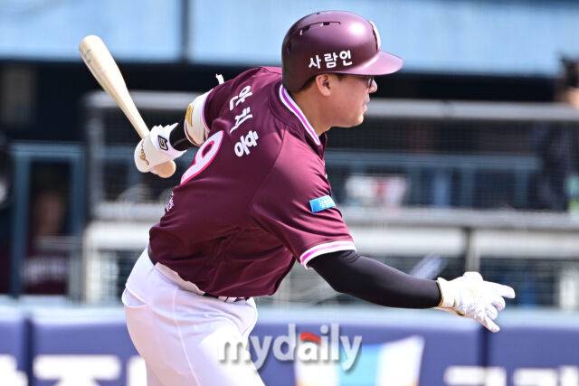 23일 서울 잠실야구장에서 열린 '2026 신한 SOL BANK KBO리그' LG 트윈스와 키움 히어로즈 시범경기.키움 안치홍이 3회초 2사 2루에 1타점 적시타를 치고 있다./잠실=한혁승 기자 hanfoto@mydaily.co.kr