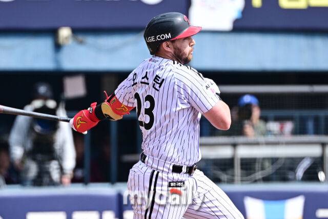 23일 서울 잠실야구장에서 열린 '2026 신한 SOL BANK KBO리그' LG 트윈스와 키움 히어로즈 시범경기.LG 오스틴이 4회말 2사 3루에 1타점 적시타를 치고 있다.