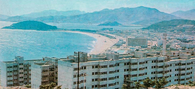 1970년대 달맞이고개에 지어진 차관아파트 전경. [출처 우동·중동 - 해운대문화원 향토사 자료]