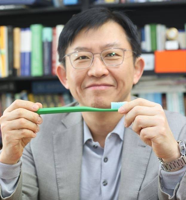 김상욱 KAIST 교수가 개발한 그래핀 칫솔을 들어 보이고 있다.[KAIST 제공]