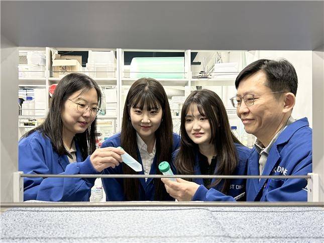 정현정(왼쪽부터) 생명과학과 교수, 정주연 생명과학과 석박통합과정, 차수진 신소재공학과 박사과정, 김상욱 신소재공학과 교수.[KAIST 제공]