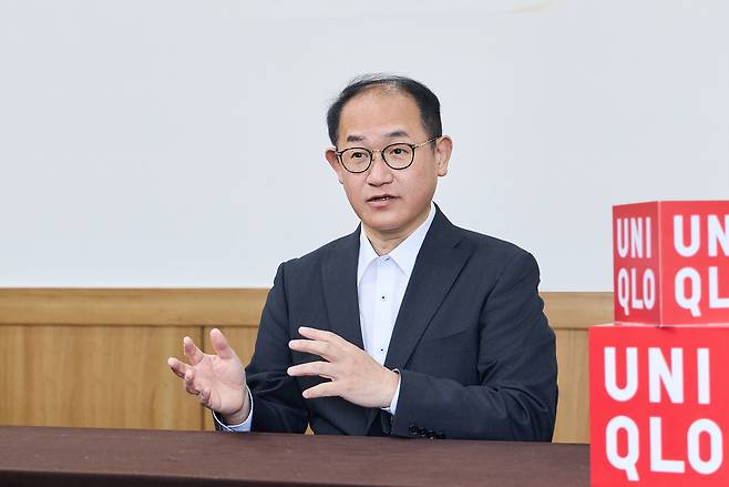 닛타 유키히로 패스트리테일링 서스테이너빌리티 담당 그룹 집행 임원이 23일  헤럴드경제와 인터뷰를 하고 있다.  [유니클로코리아 제공]