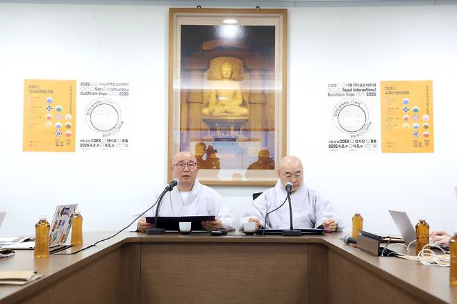 대한불교조계종 총무원 문화부장 성원스님(왼쪽)과 불교신문 사장 원허스님이 25일 서울 종로구 한국불교역사문화기념관에서 ‘2026 서울국제불교박람회’ 기자간담회를 하고 있다. [뉴시스]