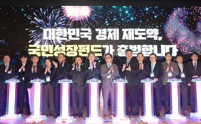 지난해 12월 서울 여의도 한국산업은행에서 열린 국민성장펀드 출범식에서 이억원 금융위원장과 박현주 미래에셋 회장, 서정진 셀트리온 회장, 박상진 산은 회장 등이 기념 세리머니를 하고 있다. [연합]