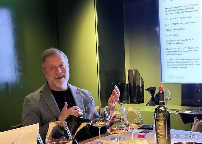 크리스 에이버리 ‘쉐이퍼 빈야드’ 최고경영자(CEO)가 서울 서초구 ‘하우스 오브 신세계 와인셀러’에서 와이너리를 설명하고 있다. 육성연 기자