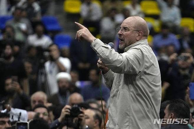 [테헤란=AP/뉴시스] 모하마드 바게르 갈리바프 이란 국회의장이 26일(현지시각) 테헤란에서 오늘 28일의 조기 대선을 앞두고 유세 연설을 하고 있다.  갈리바프 의장은 대선 후보 중 가장 서열이 높은 인물로, 대선 가도에서 선두를 달리고 있는 것으로 평가된다. 2024.06.27.