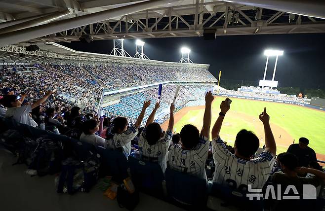 [대구=뉴시스] 이무열 기자 = 한국프로야구가 단일 시즌 최다 관중 신기록을 작성했다. 대구에는 2만4000명 만원 관중이 들어차며 삼성은 시즌 47번째 홈 경기 매진을 기록했다. 인천에는 2만1529명이, 창원에는 6590명의 관객이 찾았다.이에 이날 경기 전까지 1084만9054명을 기록했던 올 시즌 총관객 수는 지난해 1088만7705명을 뛰어 넘는 1090만1173명을 달성했다. 사진은 이날 대구 수성구 삼성라이온즈파크에서 열린 KBO 리그 키움 히어로즈와 삼성 라이온즈의 경기에서 관중들이 열띤 응원을 하고 있다. 2025.09.05. lmy@newsis.com
