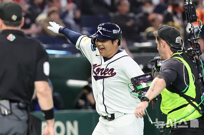 [도쿄=뉴시스] 권창회 기자 = 5일 일본 도쿄돔에서 열린 2026 WBC 조별리그 C조 1차전 한국과 체코와의 경기, 1회말 1사 주자 만루 한국 문보경이 만루홈런을 친뒤 그라운드를 돌고 있다. 2026.03.05. kch0523@newsis.com