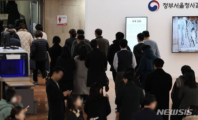 [서울=뉴시스] 김명원 기자 = 2023년 11월 14일 서울 종로구 정부서울청사에서 공무원들이 점심 식사를 위해 청사를 나서고 있다. 2023.11.14. kmx1105@newsis.com